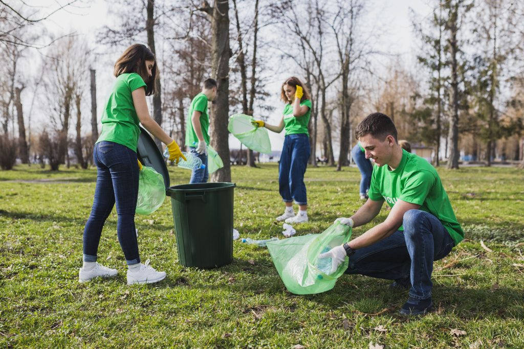 grupo-voluntarios-recogiendo-basura-1024x683